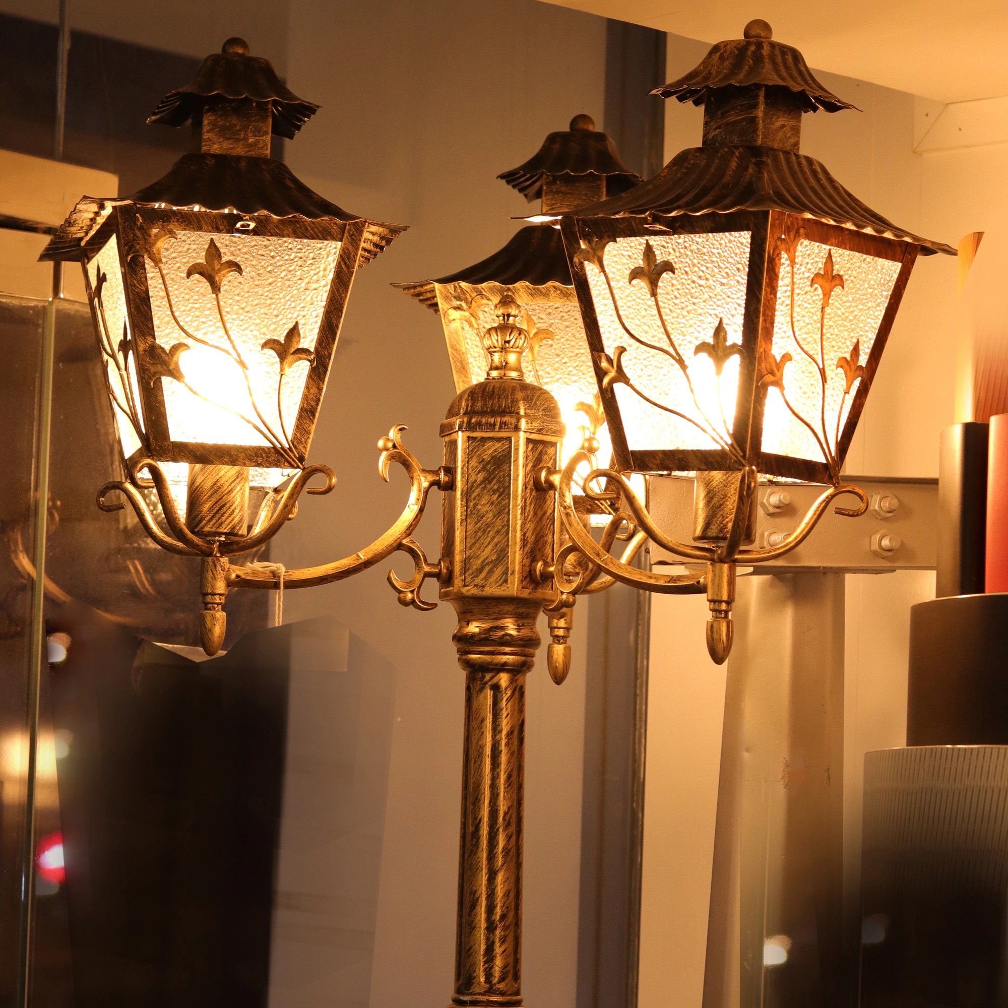 Elsewedy Outdoor Lamp Post Light 3-Head, Classic Gold Street Light Pole with Clear Glass Panels, E27 Base– 220cm Tall, 3x Max 100W (Bulbs Not Included) - Image 2